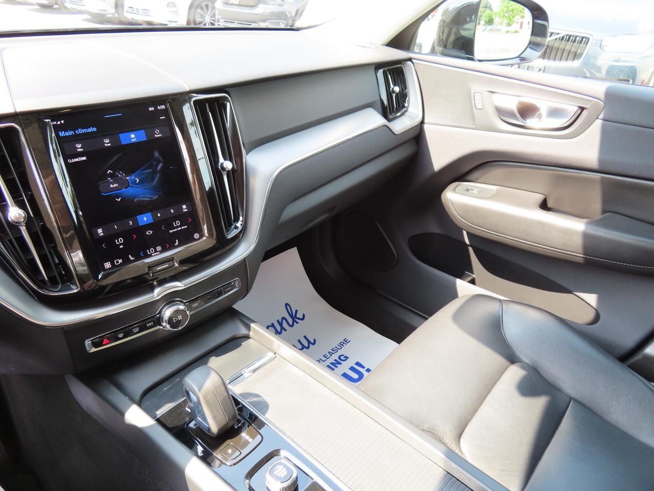 2022 Volvo XC60 B6 AWD MOMENTUM - Blind Spot Monitor !! Photo