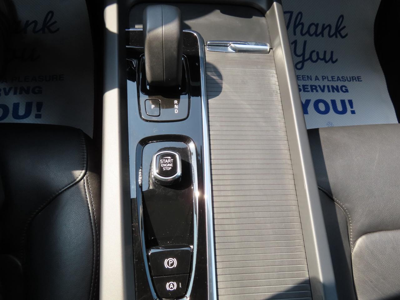 2022 Volvo XC60 B6 AWD MOMENTUM - Blind Spot Monitor !! Photo