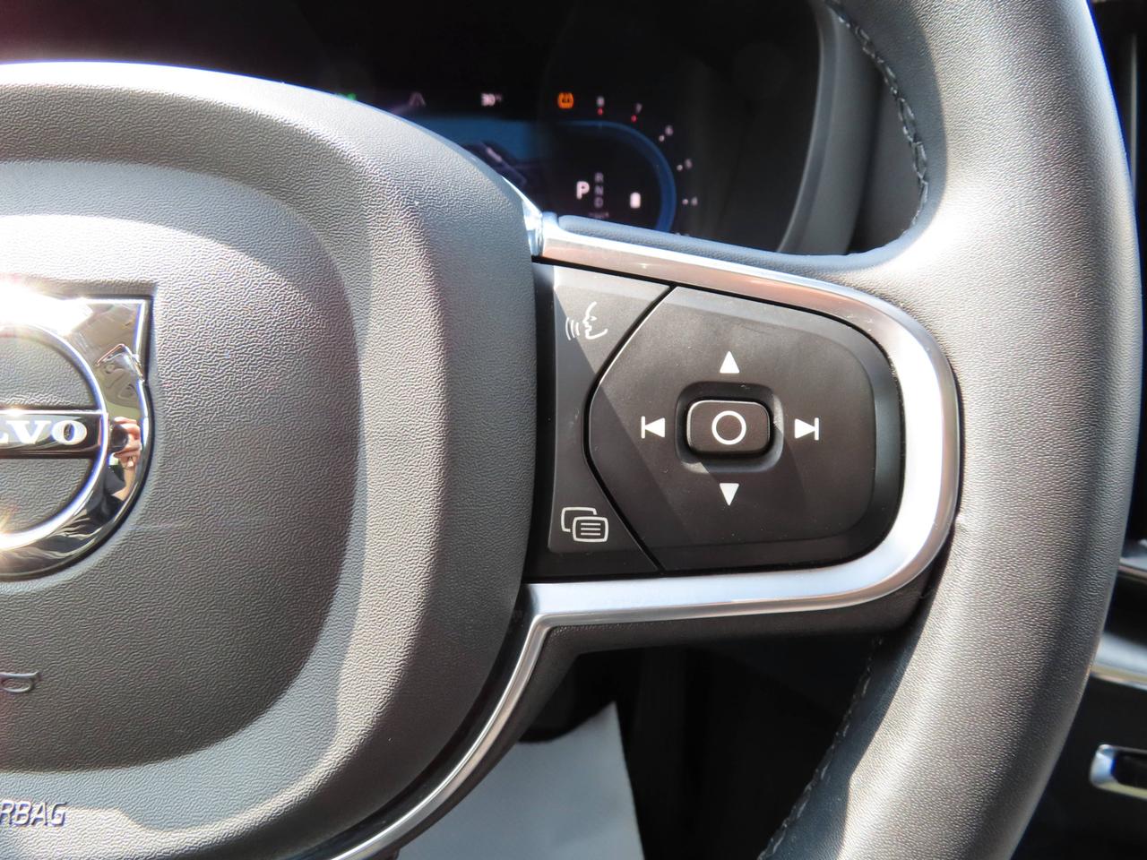 2022 Volvo XC60 B6 AWD MOMENTUM - Blind Spot Monitor !! Photo