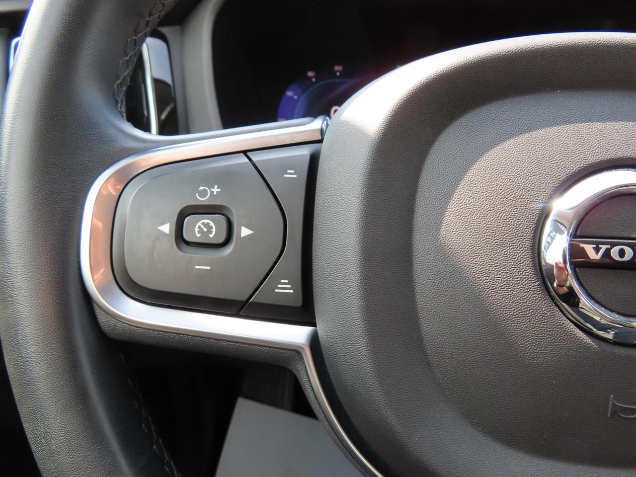 2022 Volvo XC60 B6 AWD MOMENTUM - Blind Spot Monitor !! Photo