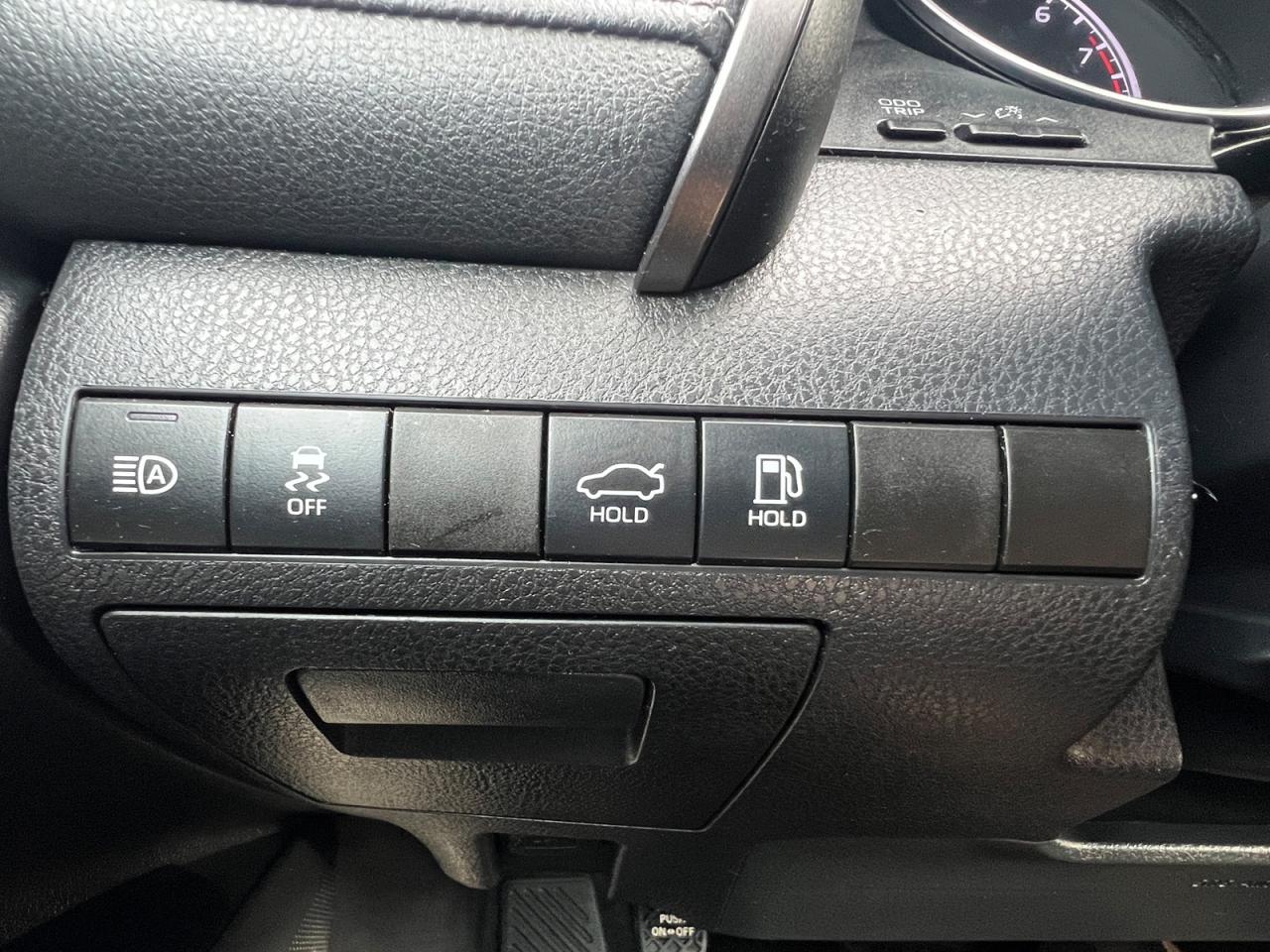 2020 Toyota Camry SE Photo