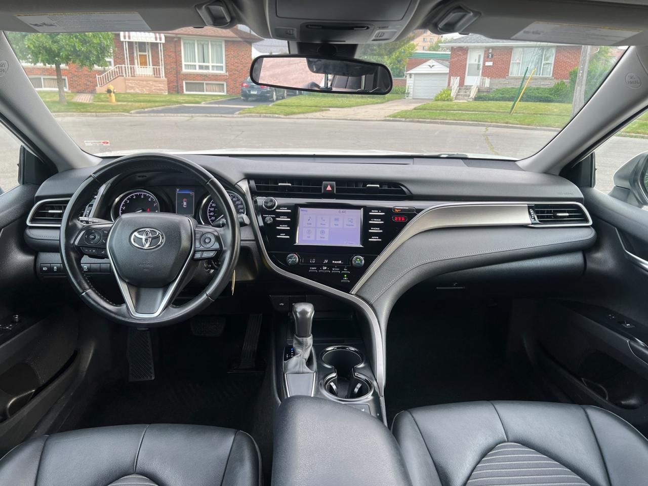 2020 Toyota Camry SE Photo