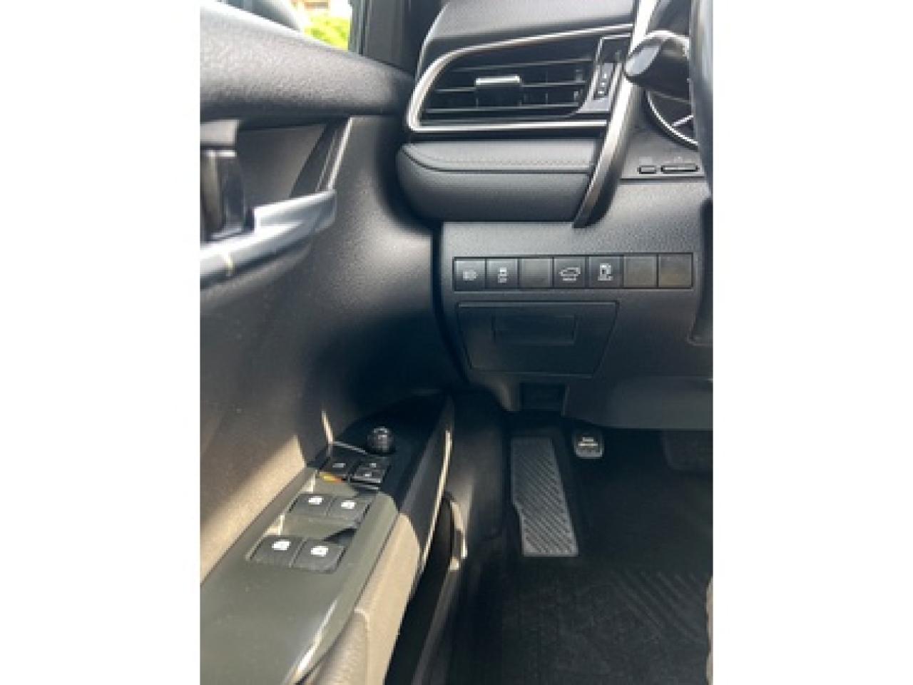 2020 Toyota Camry SE Photo