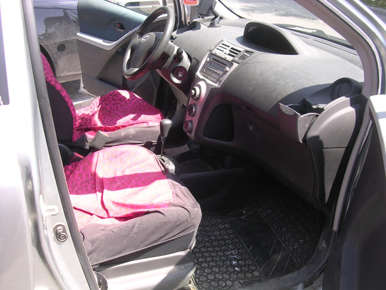 2008 Toyota Yaris LE - Photo #9