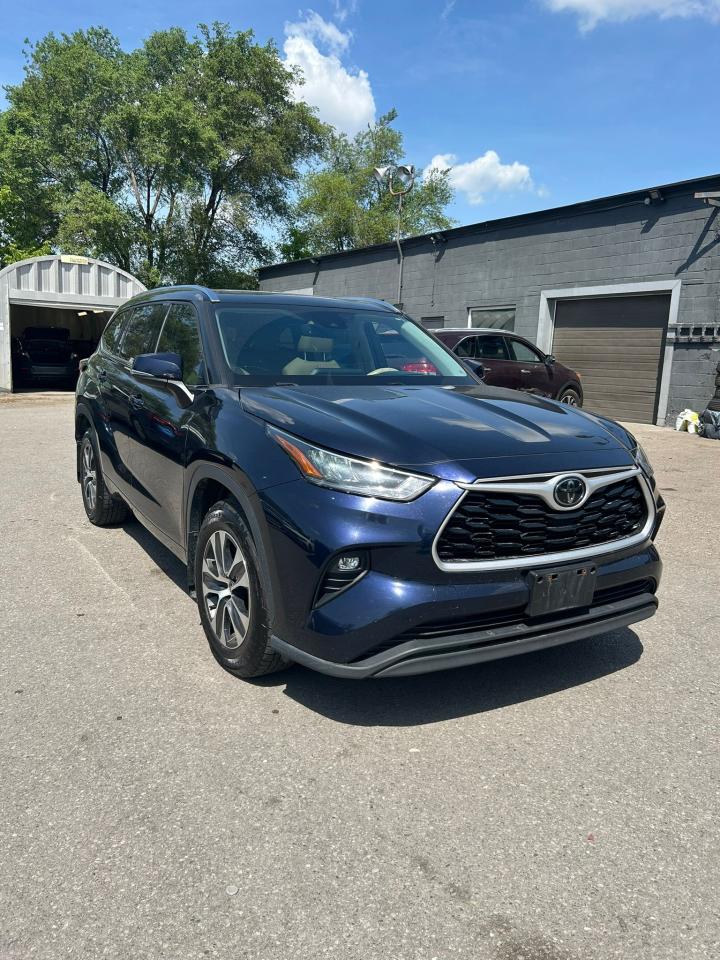 2020 Toyota Highlander XLE Photo2