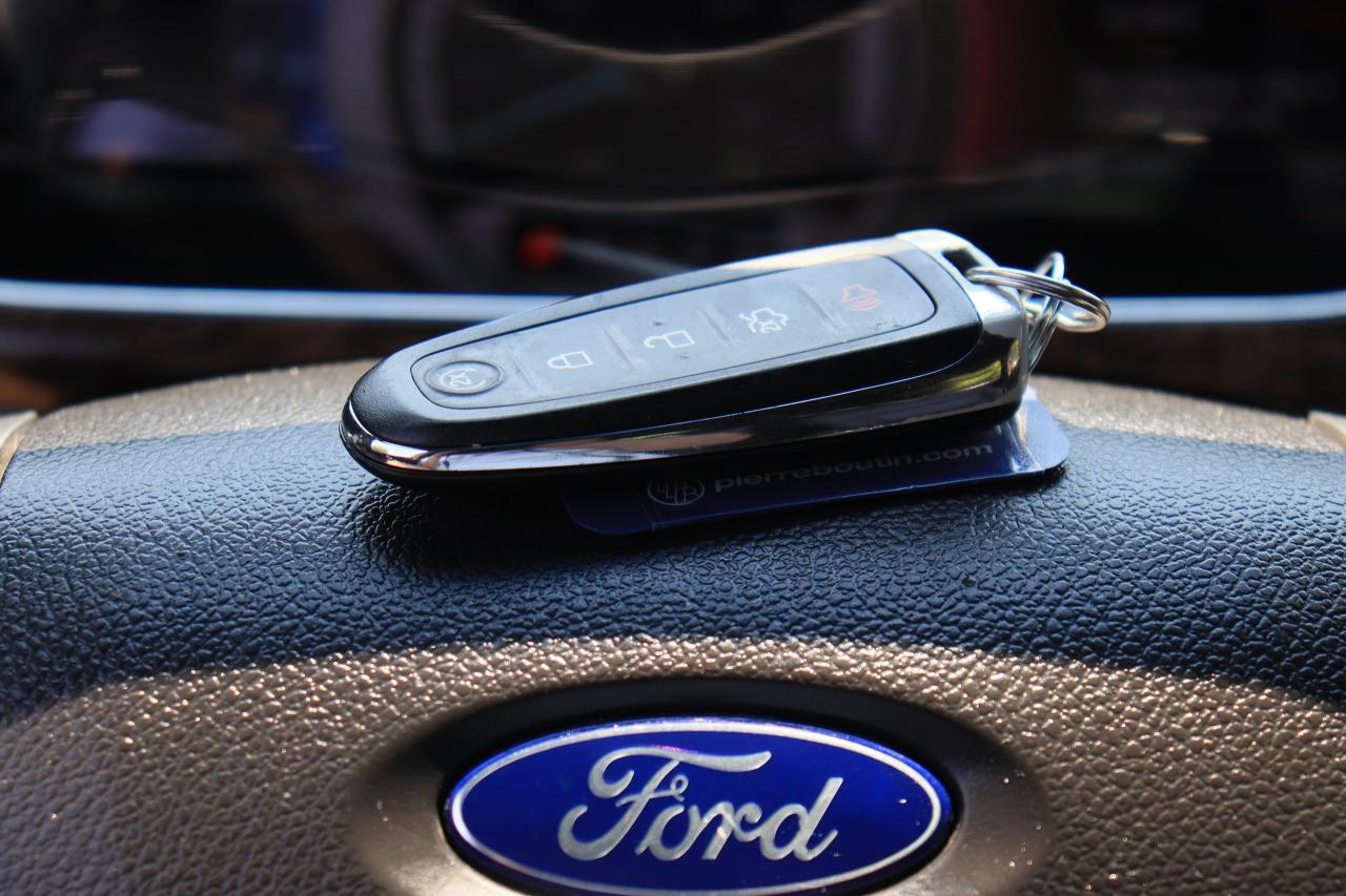 2015 Ford Taurus Limited | AWD | Leather | Roof | Nav | Cam | BSM++ Photo