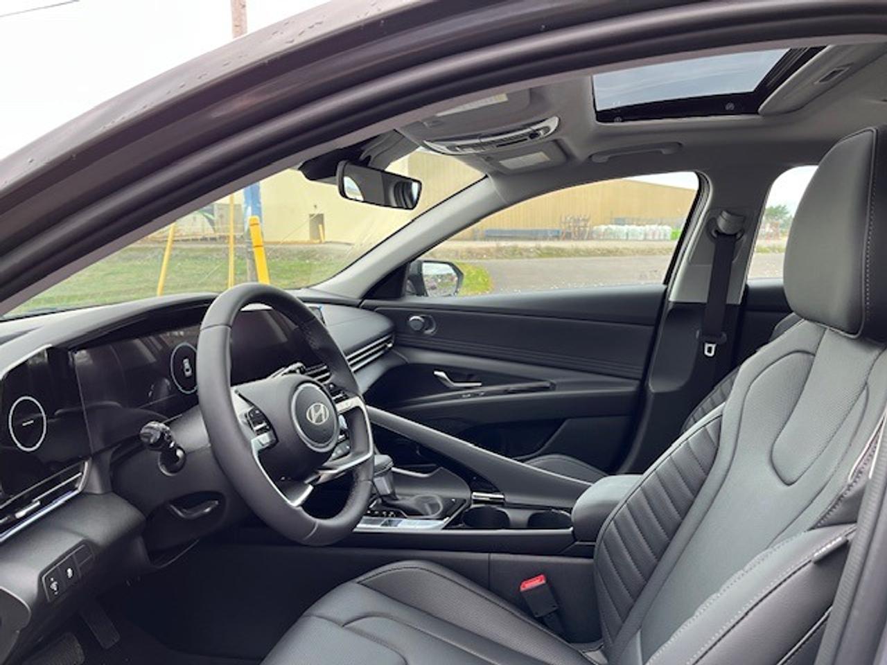 2025 Hyundai Elantra Luxury Photo