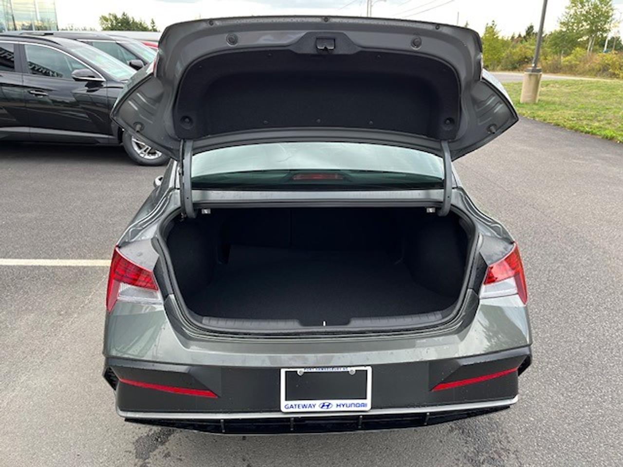 2025 Hyundai Elantra Luxury Photo