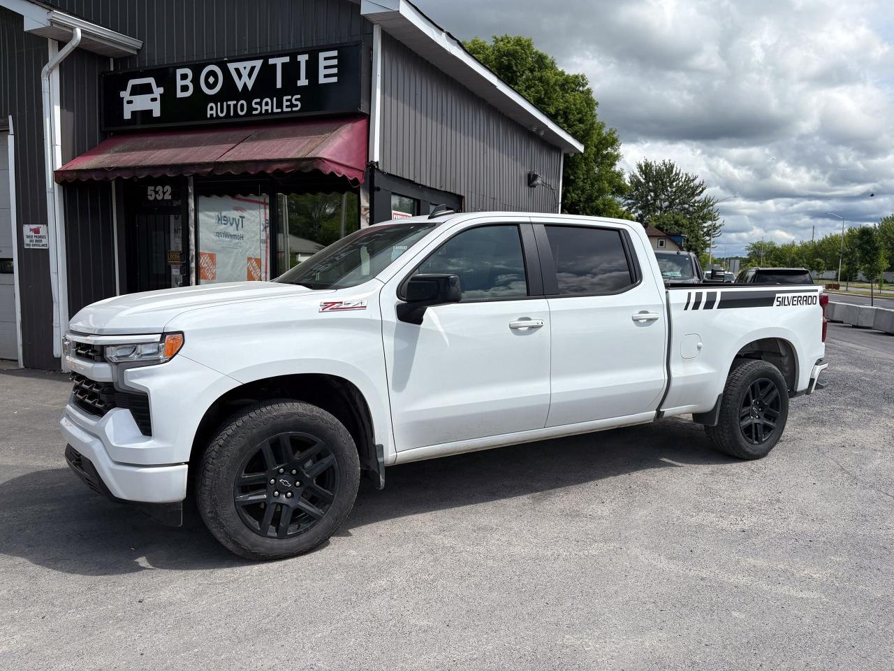 2024 Chevrolet Silverado 1500 Z71 - Photo #2