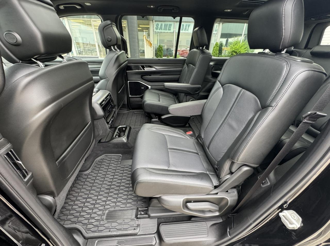 2024 Jeep Wagoneer Series III 4x4 Photo