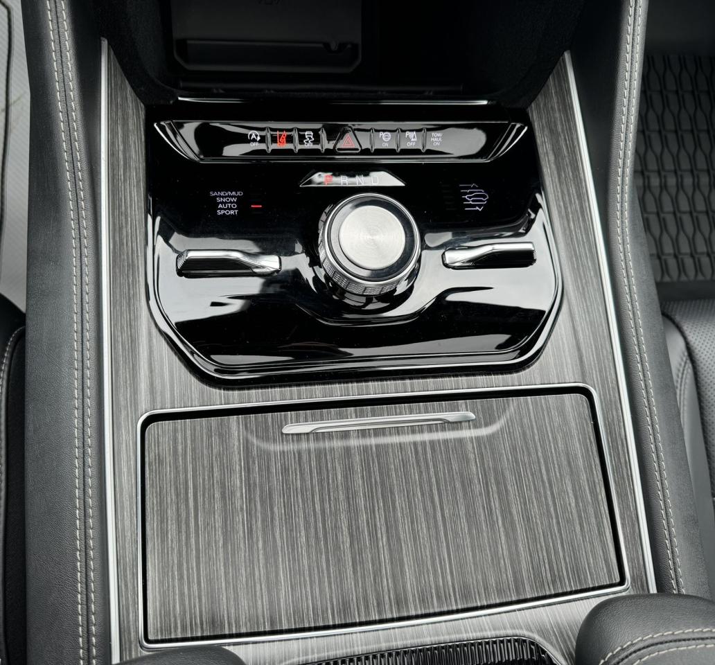 2024 Jeep Wagoneer Series III 4x4 Photo