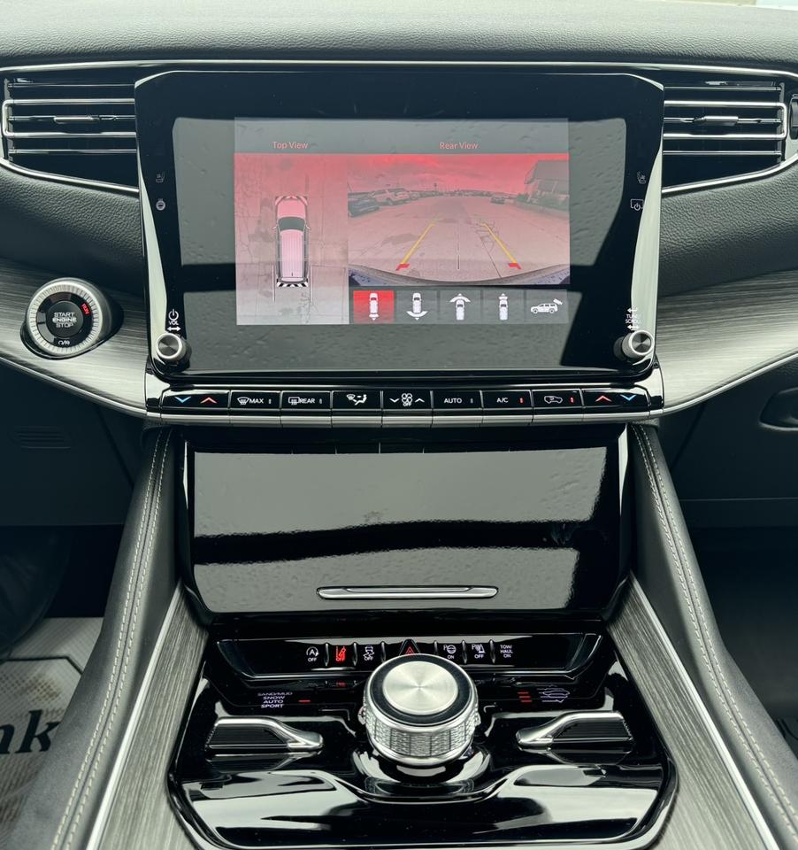 2024 Jeep Wagoneer Series III 4x4 Photo