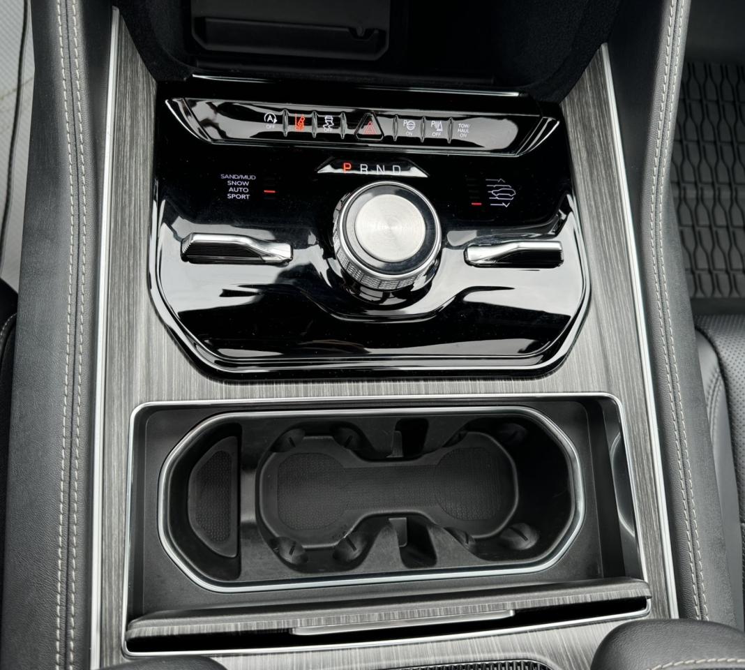 2024 Jeep Wagoneer Series III 4x4 Photo