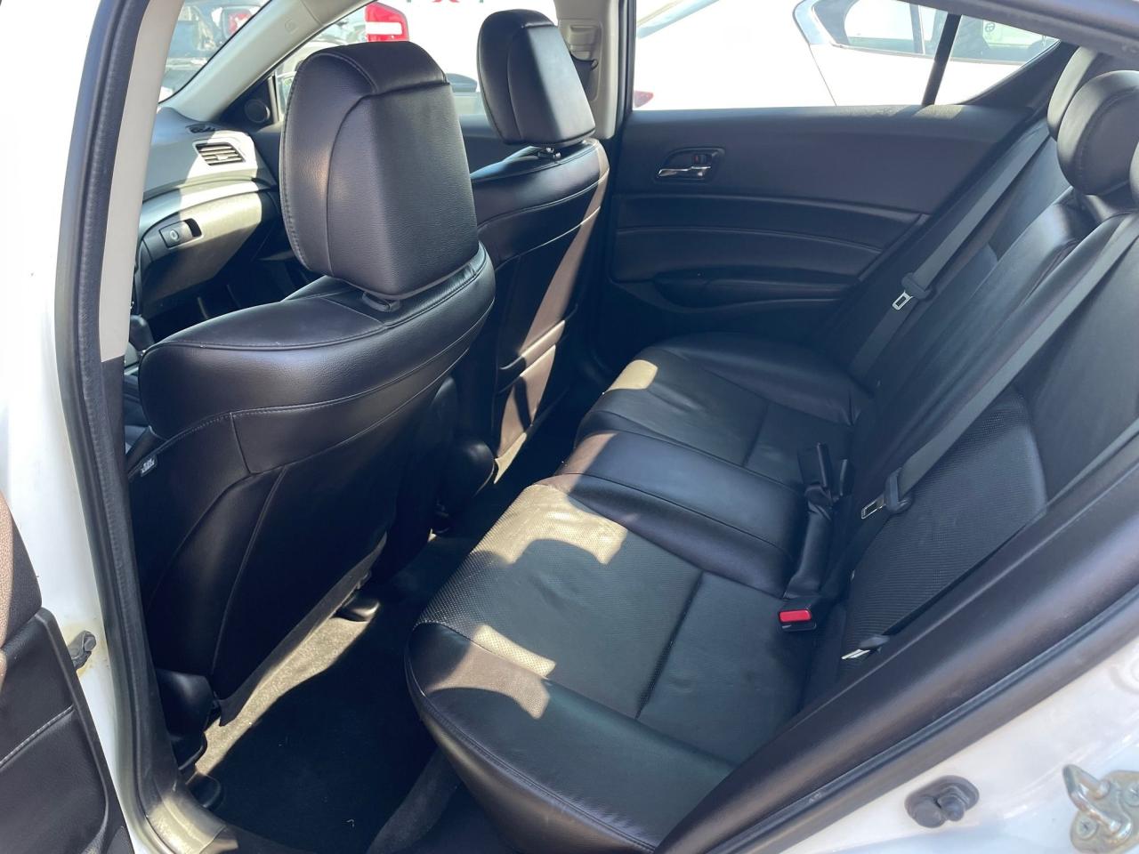 2015 Acura ILX Tech Pkg *NAV, LEATHER HEATED SEATS, SUNROOF* - Photo #19