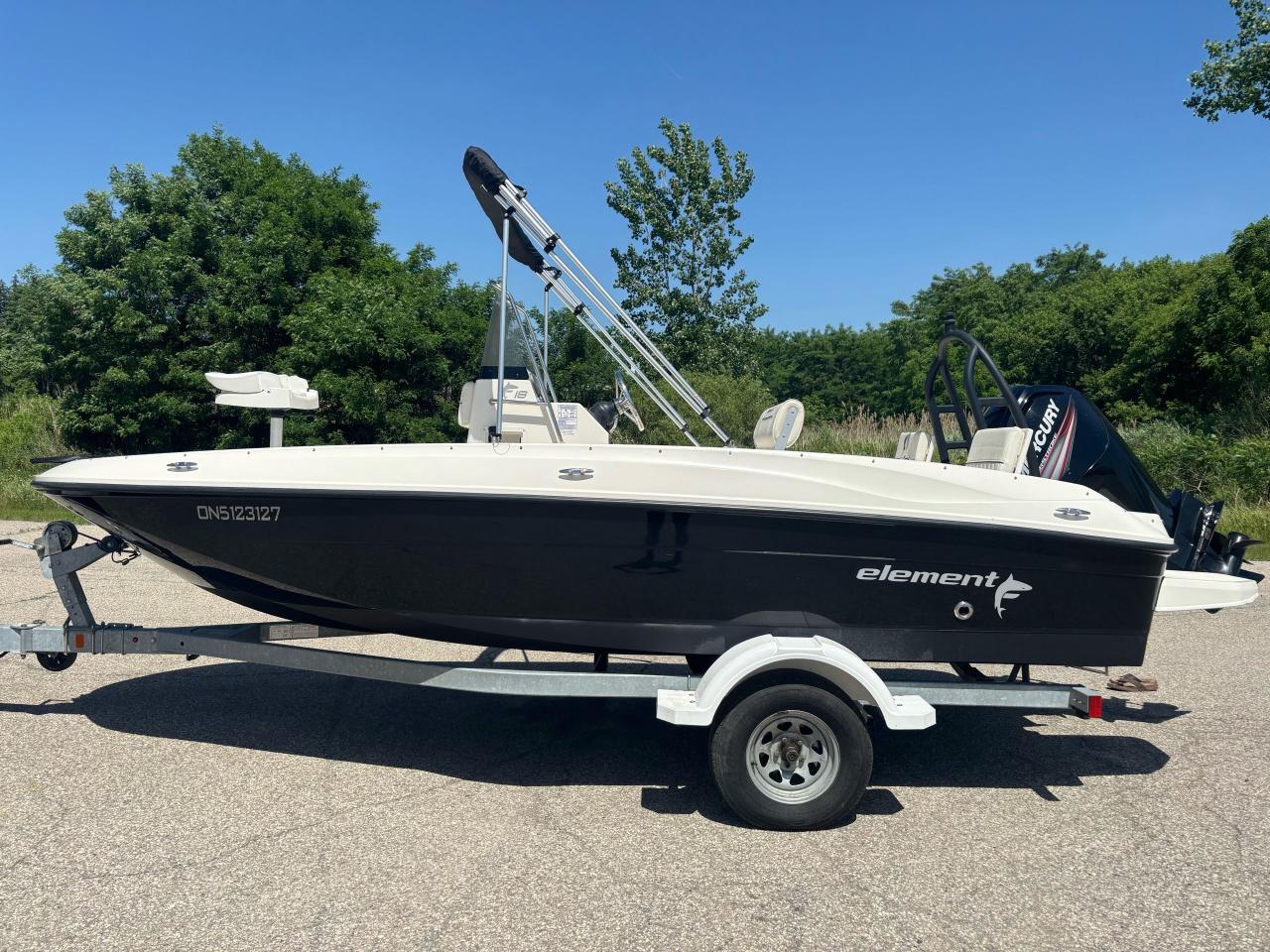2016 Bayliner Element F18 center console - Photo #2