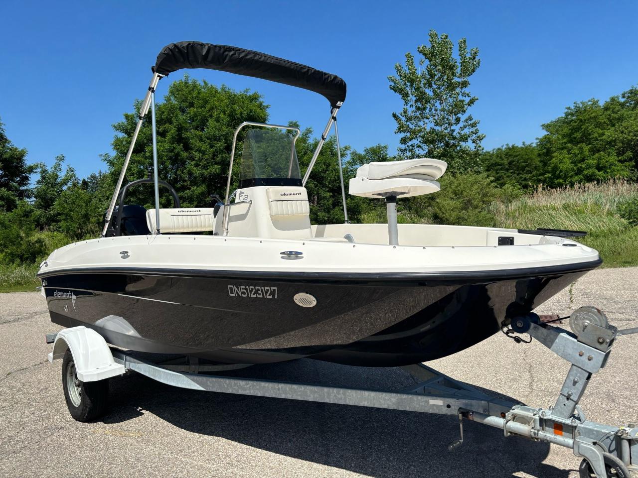 2016 Bayliner Element F18 center console - Photo #3
