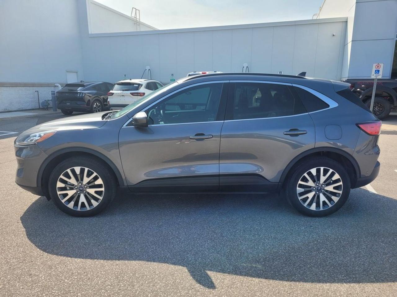 2021 Ford Escape Hybrid Titanium Photo2