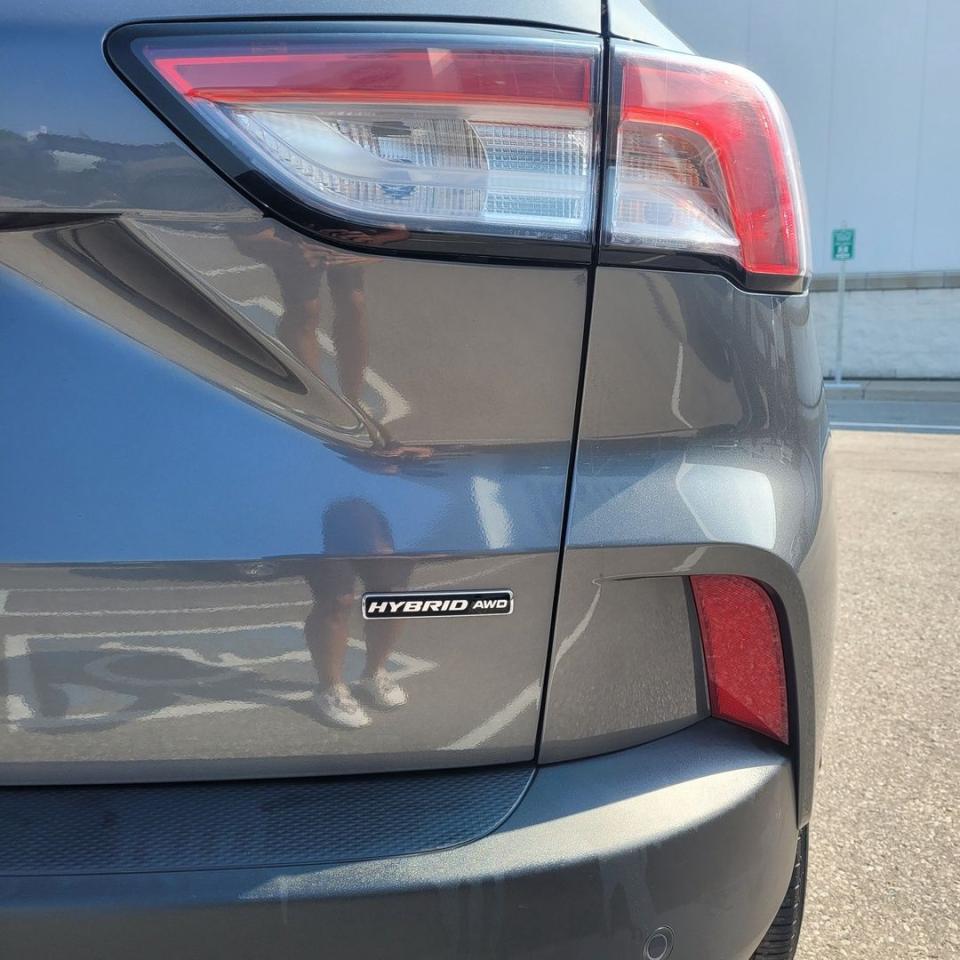 2021 Ford Escape Hybrid Titanium Photo24