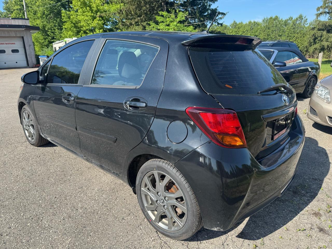 2015 Toyota Yaris SE Photo4