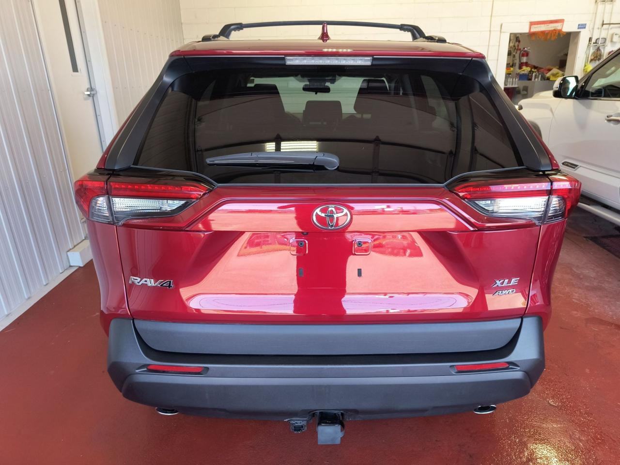 2021 Toyota RAV4 XLE Photo4