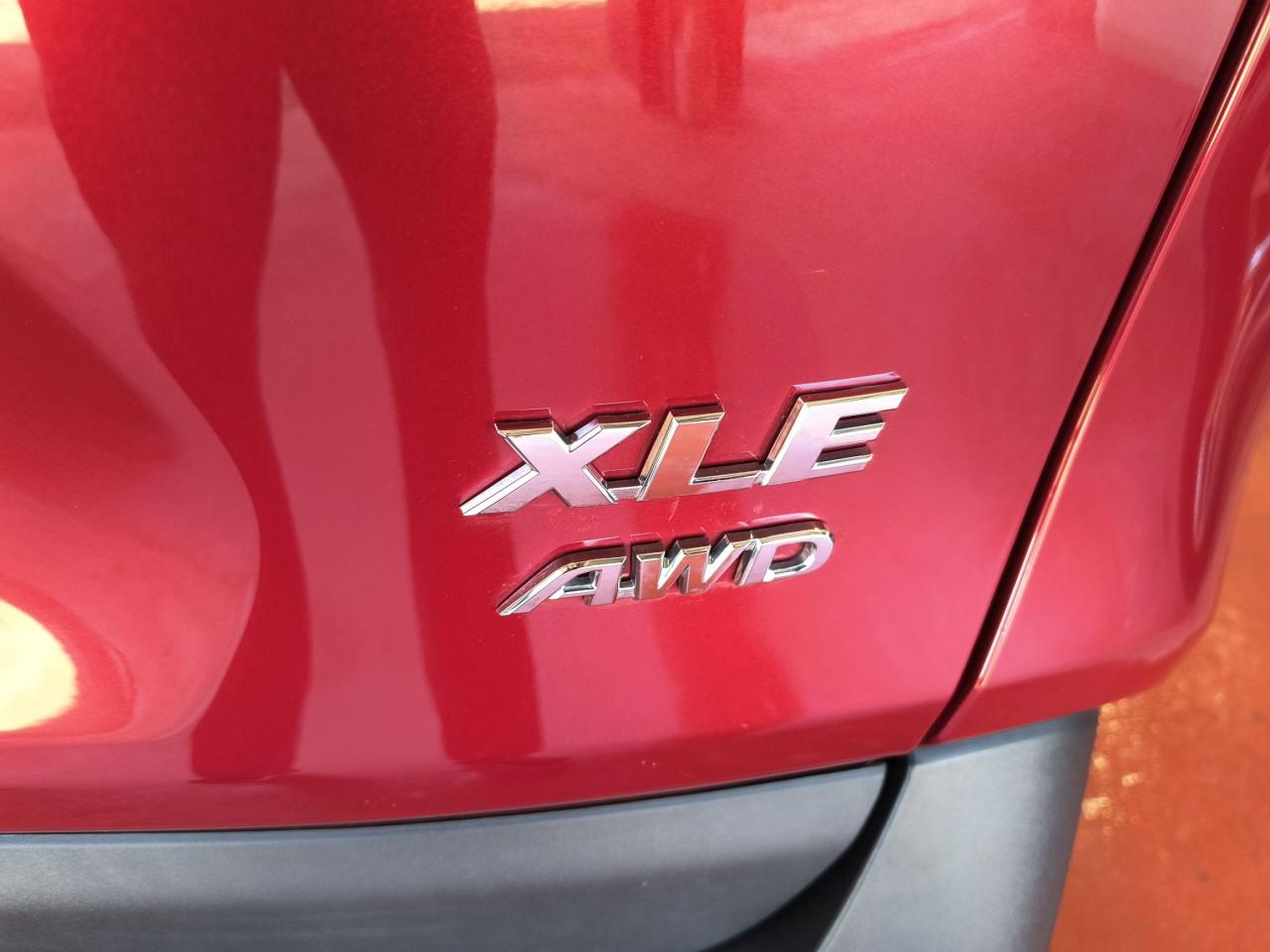 2021 Toyota RAV4 XLE Photo0