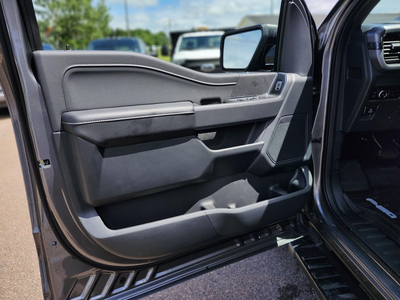 2025 Ford F-150 XLT 4WD SuperCrew 5.5' Box Photo5