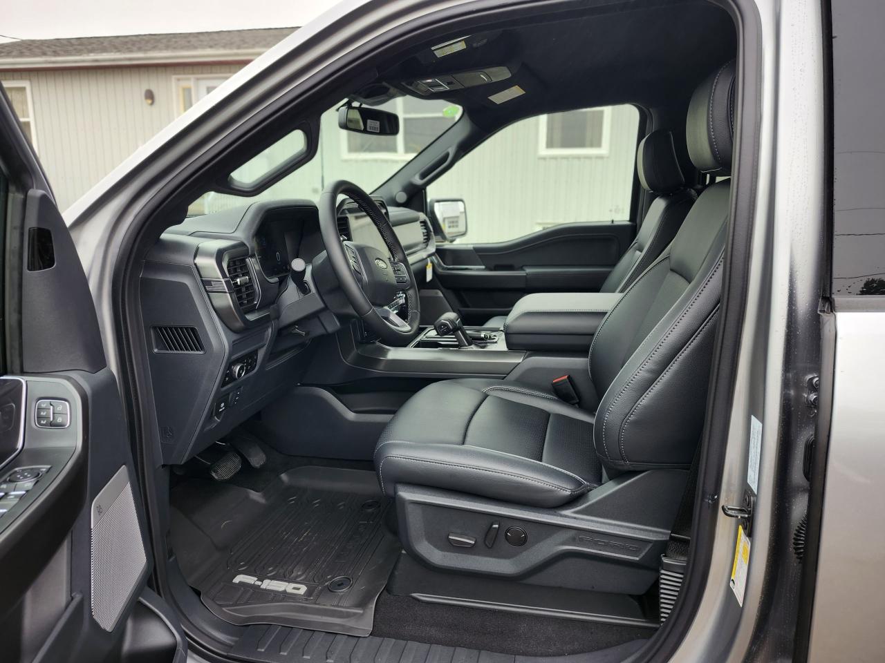 2025 Ford F-150 Lariat 4WD SuperCrew 5.5' Box Photo5