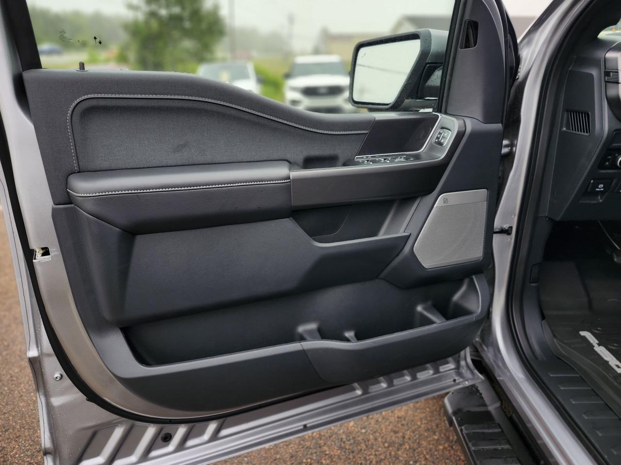 2025 Ford F-150 Lariat 4WD SuperCrew 5.5' Box Photo5