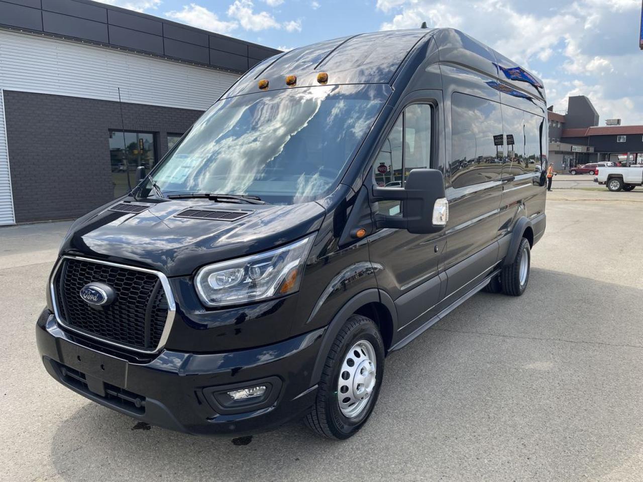2025 Ford Transit Passenger Wagon XLT 302A Photo1