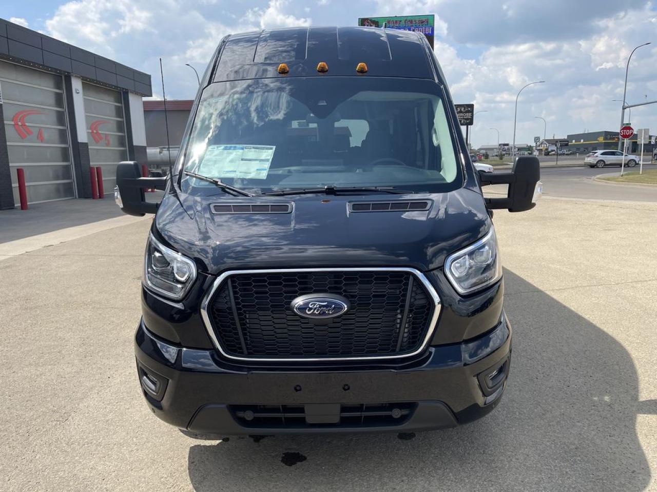 2025 Ford Transit Passenger Wagon XLT 302A Photo5