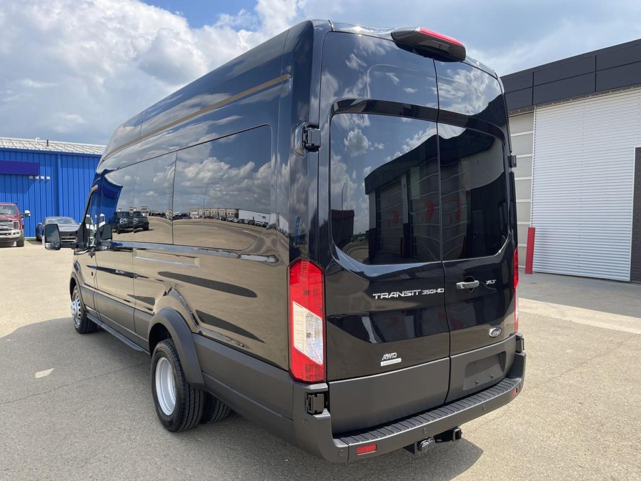 2025 Ford Transit Passenger Wagon XLT 302A Photo5