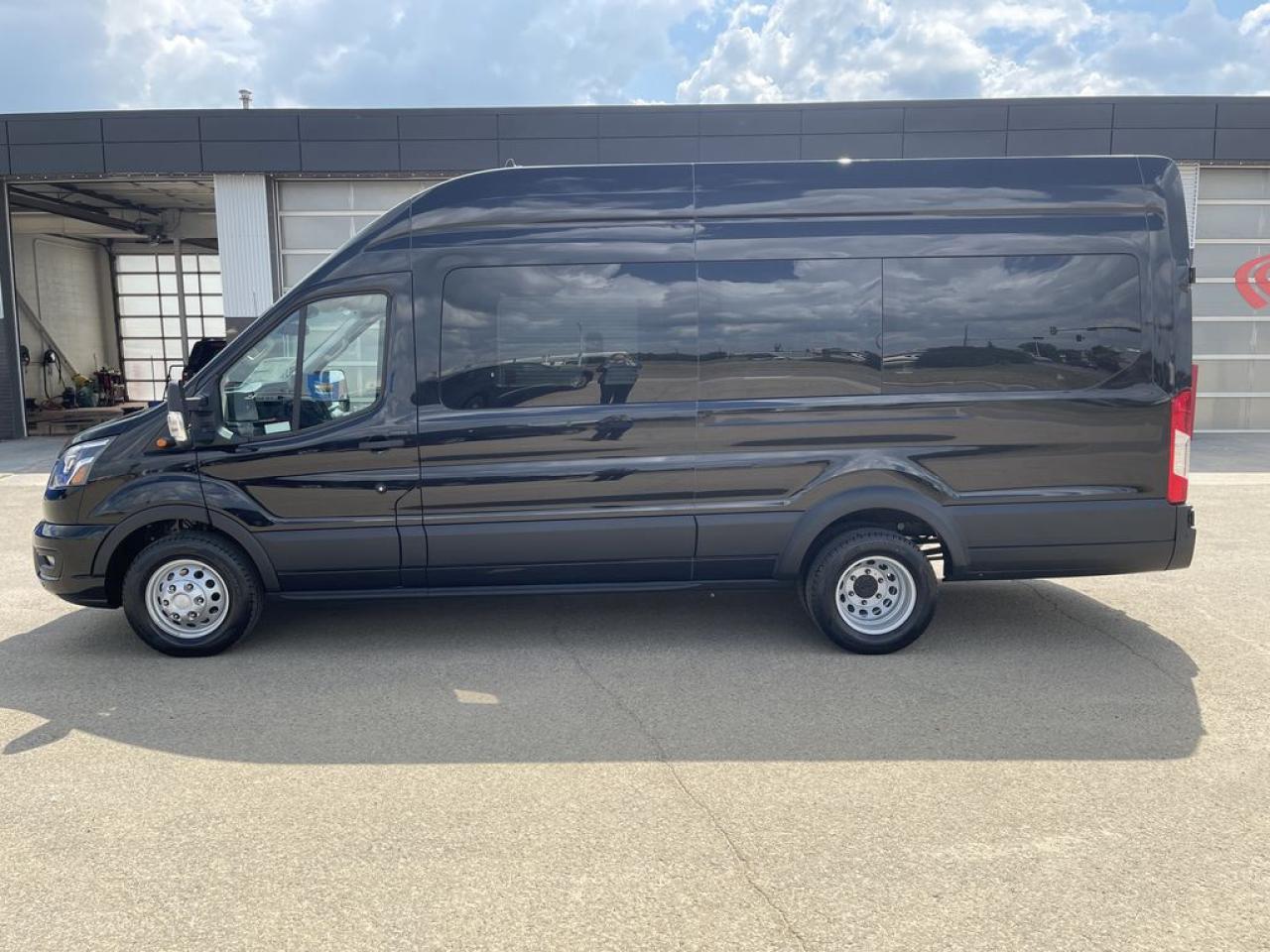 2025 Ford Transit Passenger Wagon XLT 302A Photo5