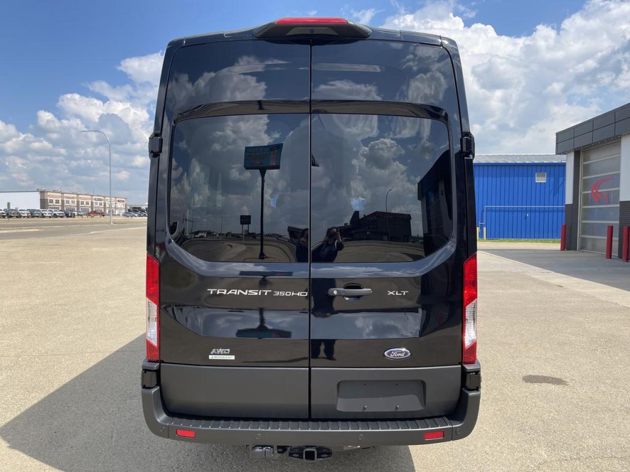 2025 Ford Transit Passenger Wagon XLT 302A Photo5
