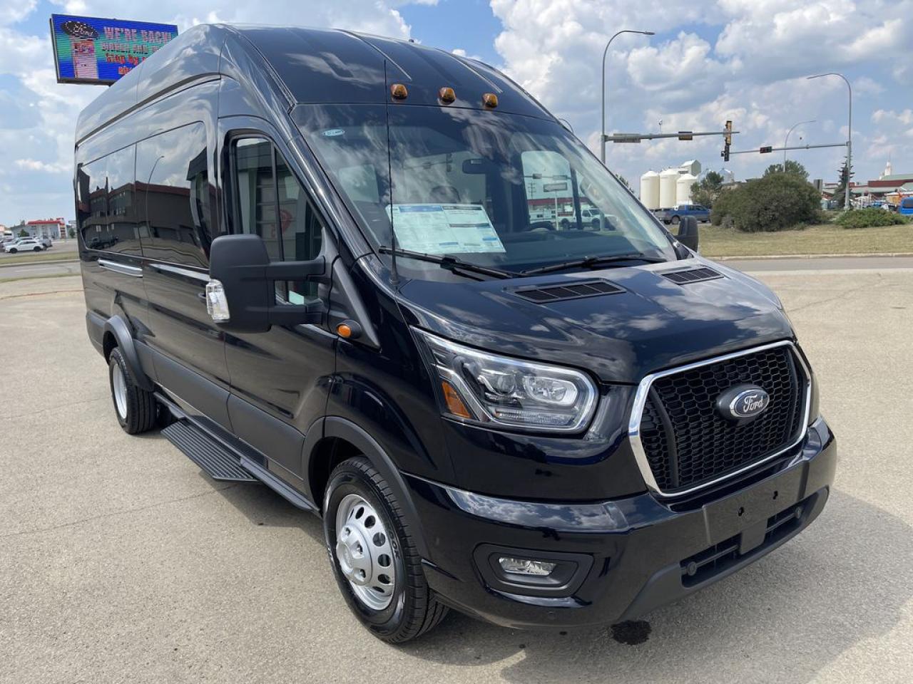 2025 Ford Transit Passenger Wagon XLT 302A Photo5