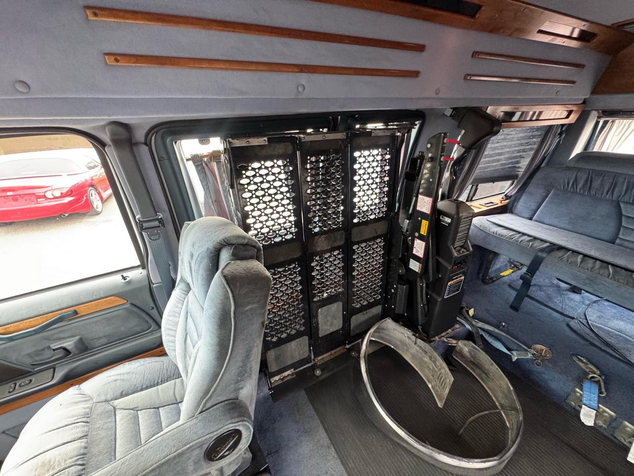 1995 Ford Econoline PATRIOT, WHEELCHAIR ACCESSIBLE, ONLY 89KMS, AS IS - Photo #9