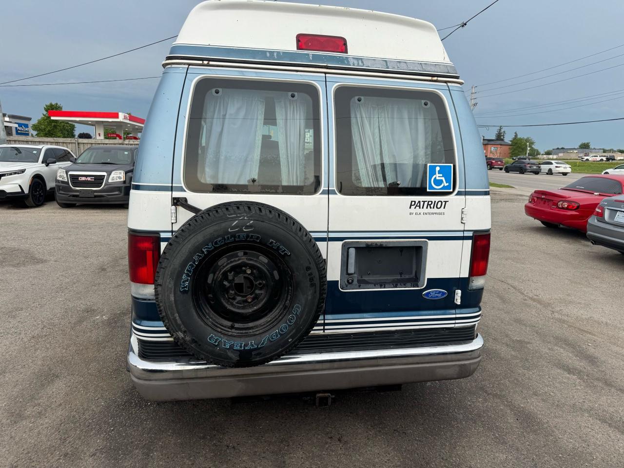 1995 Ford Econoline PATRIOT, WHEELCHAIR ACCESSIBLE, ONLY 89KMS, AS IS - Photo #4