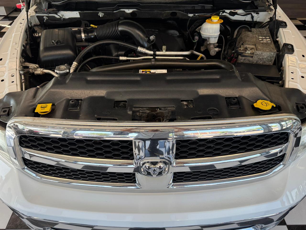 2016 RAM 1500 SXT 5.7L V8 HEMI 4x4 Quad+New Brakes+CLEAN CARFAX - Photo #10