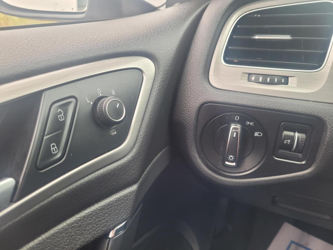 2015 Volkswagen Golf TRENDLINE Photo32