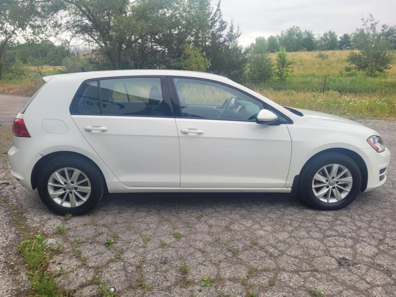 2015 Volkswagen Golf TRENDLINE Photo2