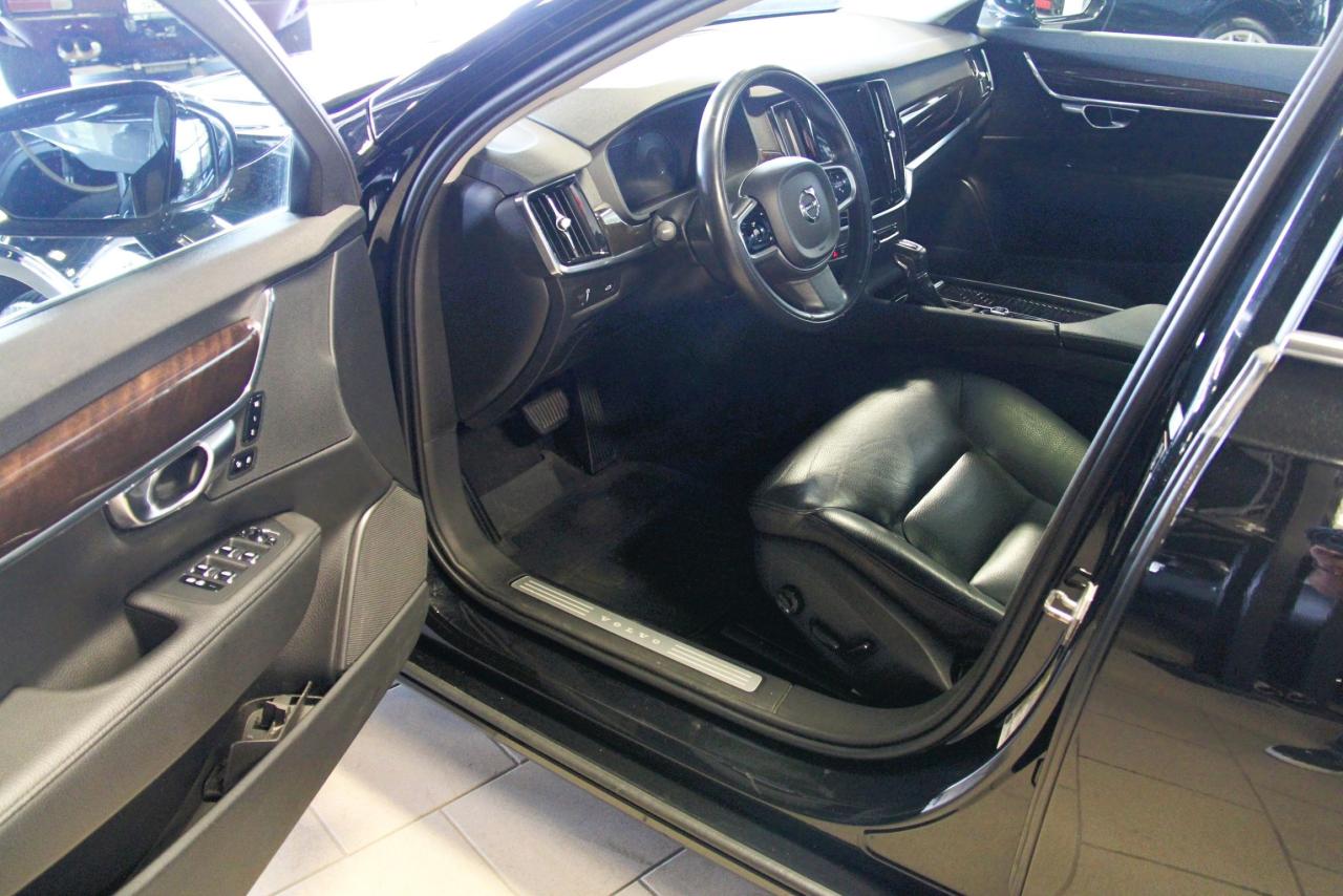 2018 Volvo S90 Momentum Photo