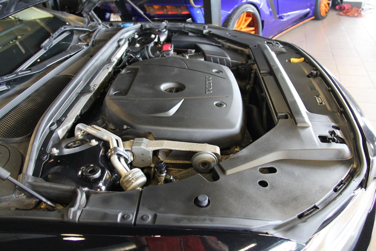 2018 Volvo S90 Momentum Photo