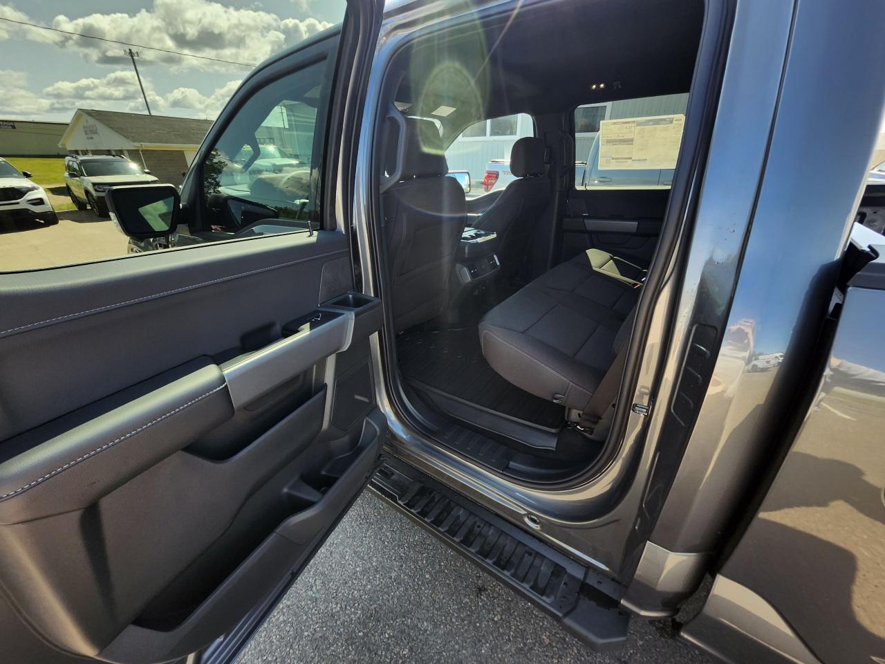 2025 Ford F-150 XLT 4WD SuperCrew 5.5' Box Photo5