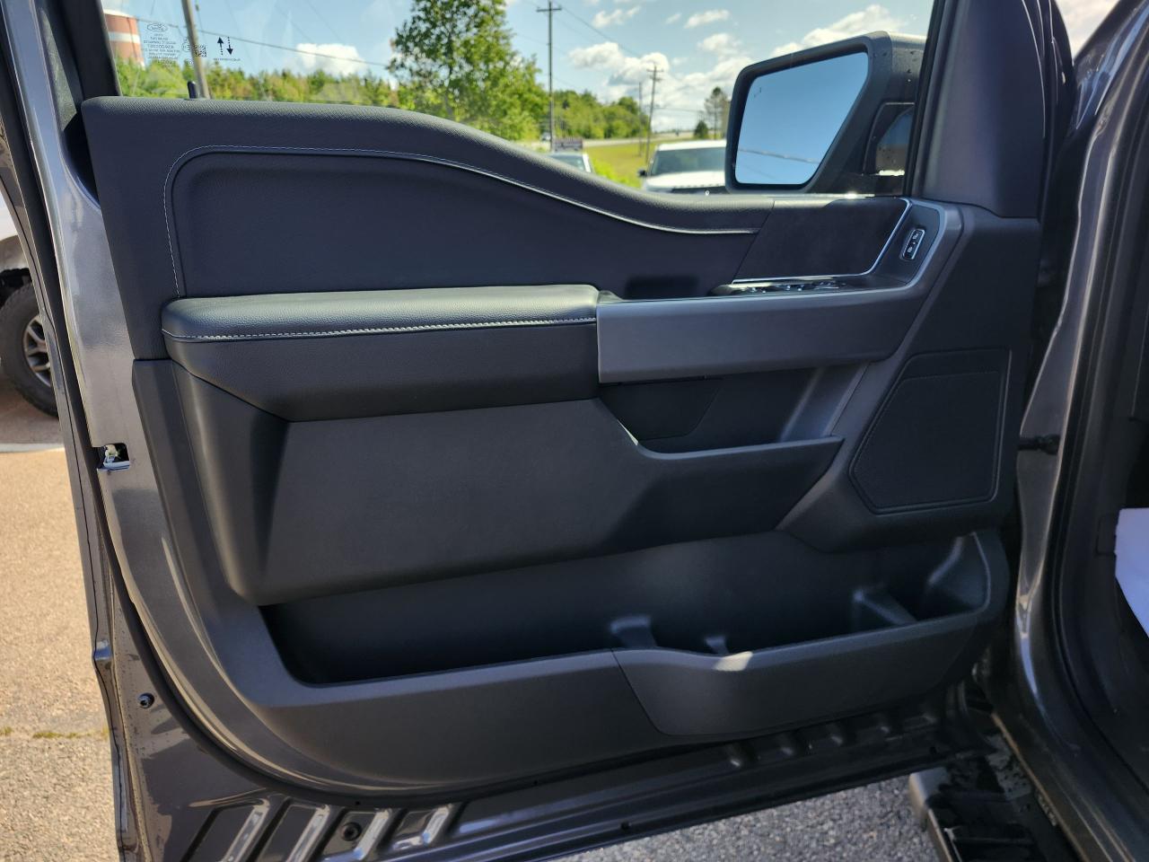 2025 Ford F-150 XLT 4WD SuperCrew 5.5' Box Photo5