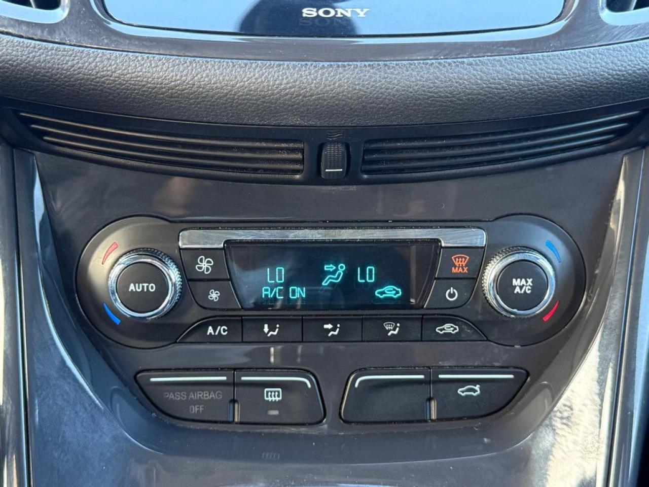 2014 Ford Escape TITANIUM | LEATHER | BACK-UP CAM | PUSH START | POWER LIFEGATE - Photo #27