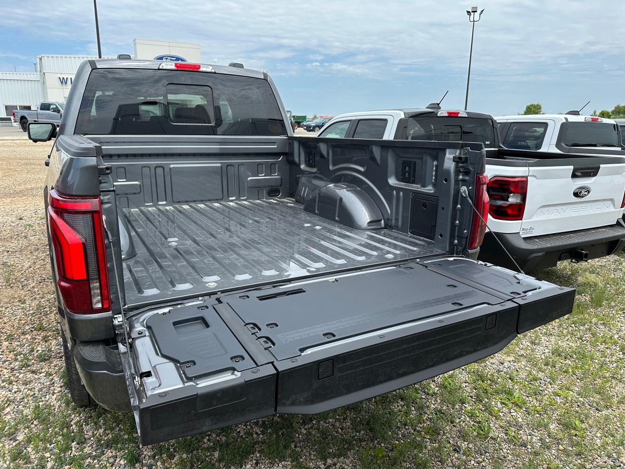 2025 Ford F-150 LARIAT 4WD SuperCrew 5.5' Box 501A Photo5