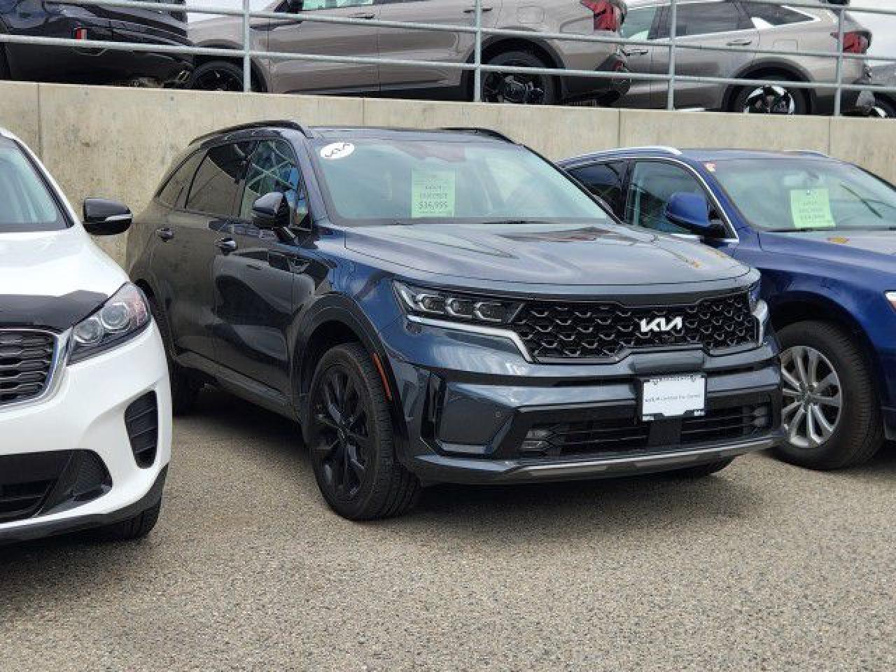Used 2022 Kia Sorento SX ! AWD, 6 Passenger, Blind View Monitor, Navigation, Wireless Phone Charging, Panoramic Sunroof and Heated / Ventilated Leather ! for sale in Kelowna, BC