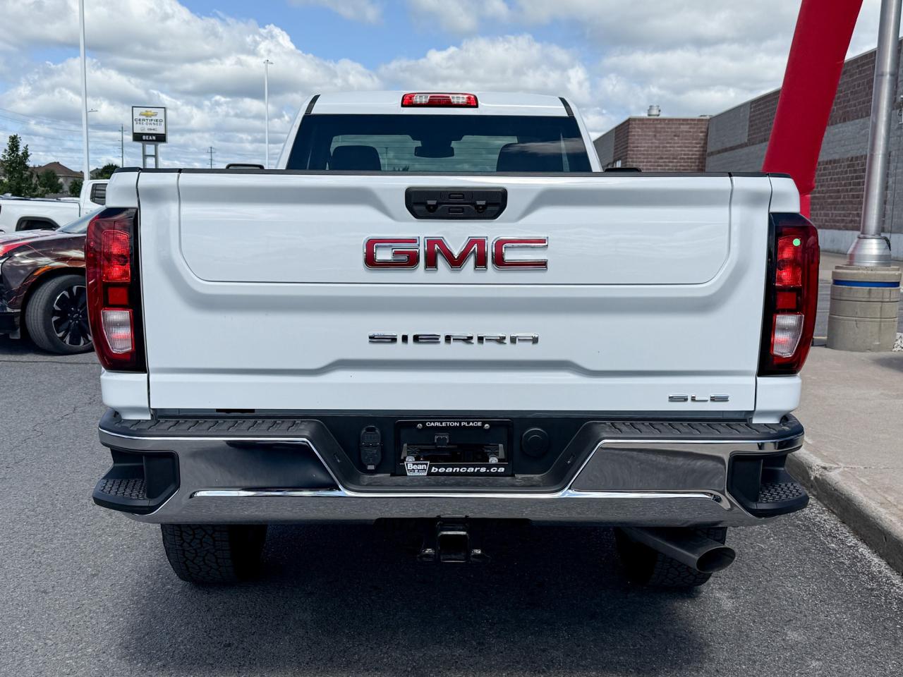 2025 GMC Sierra 3500 HD SLE 6.6L V8 WITH REMOTE START/ENTRY, HEATED SEATS, HEATED STEERING WHEEL, CRUISE CONTROL, HD REAR VISION CAMERA, APPLE CARPLAY AND ANDROID AUTO Photo3