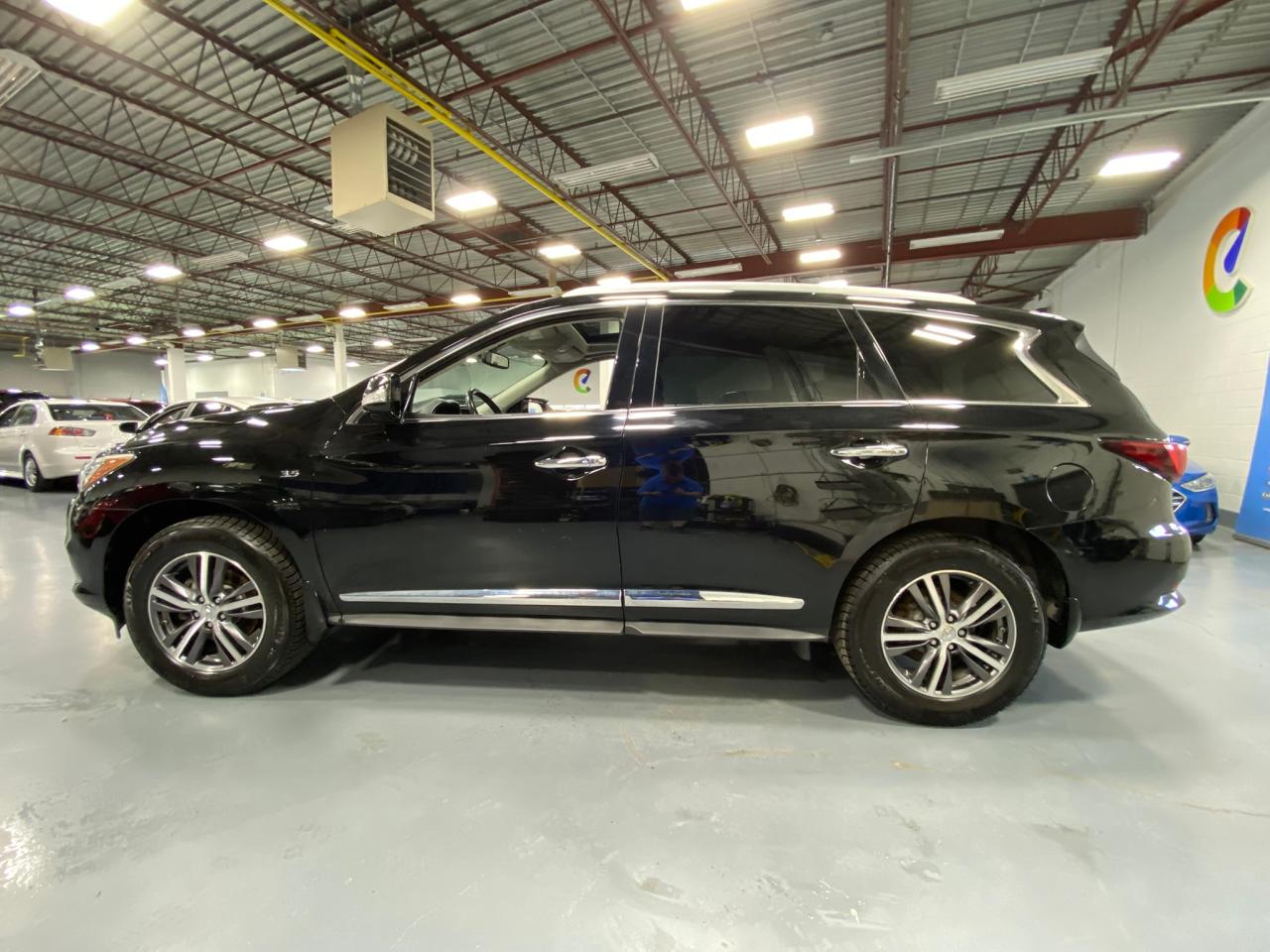2018 Infiniti QX60 Base AWD - Photo #2