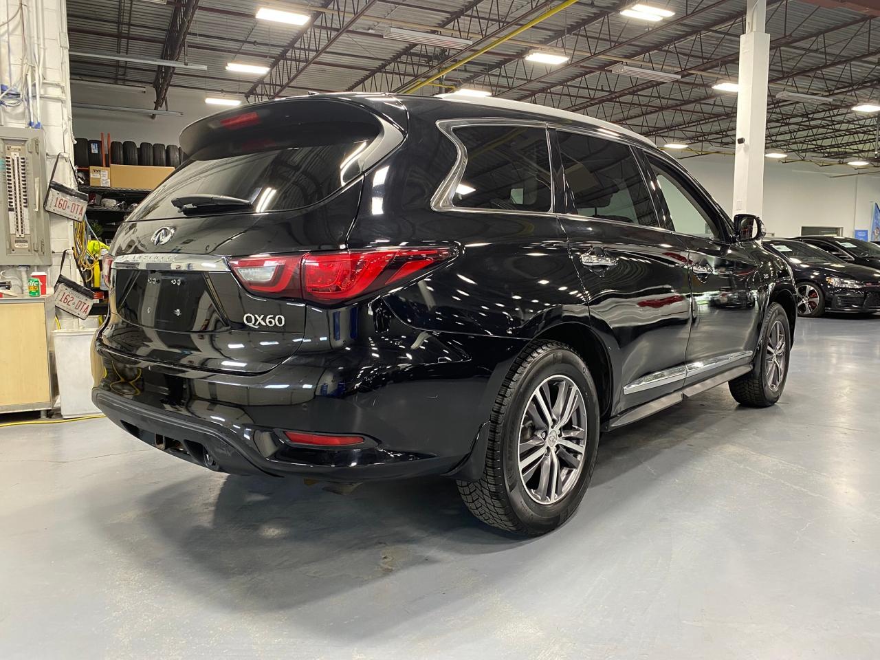 2018 Infiniti QX60 Base AWD - Photo #5