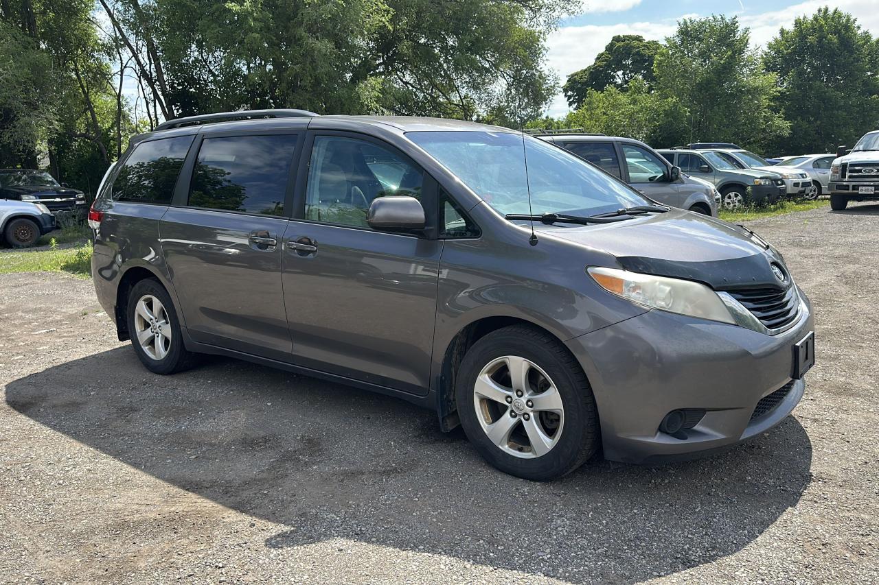 2013 Toyota Sienna LE Mobility - Photo #4